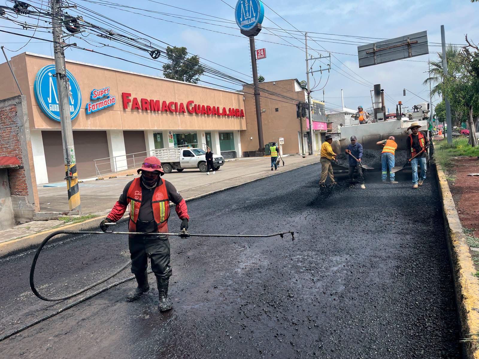 Trabajadores reencarpetando